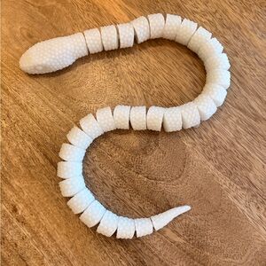 🐍KID RUN BUSINESS🐍
Fidget toy 
Articulated glow in the dark moving snake.